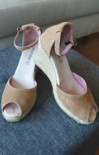 Sandalias cuña Arianne de piel y ante beige