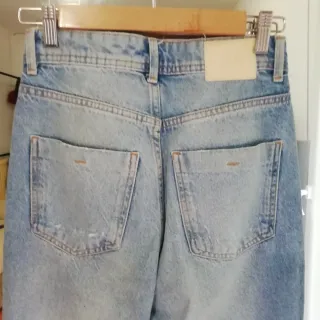 Pantalón vaquero Zara desgastado
