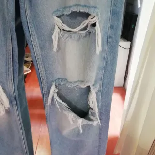 Pantalón vaquero Zara desgastado