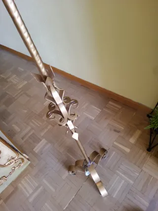 Lámpara de pie vintage dorada