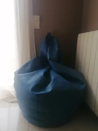 Puf azul de piel sintética