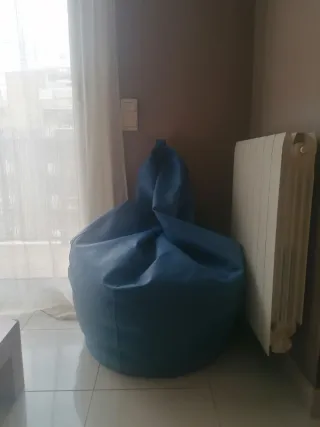 Puf azul de piel sintética