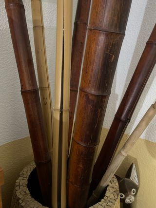 Jarrón decorativo con cañas de bambú