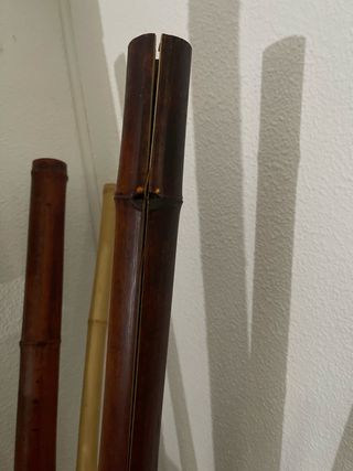 Jarrón decorativo con cañas de bambú