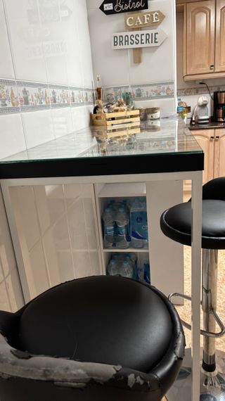 Mesa de cocina con 2 taburetes
