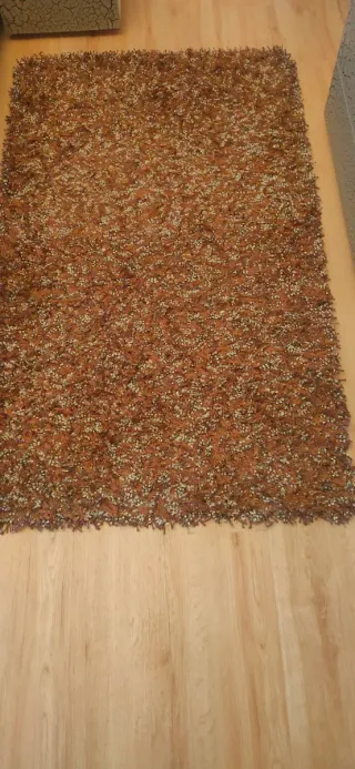 Alfombra marrón mullida