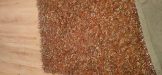 Alfombra marrón mullida