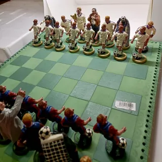Collector’s Chess Set Real Madrid vs FC Barcelona