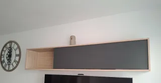 2 Muebles Flotantes de color madera y gris