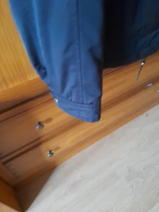 Chaqueta negra invierno con capucha.