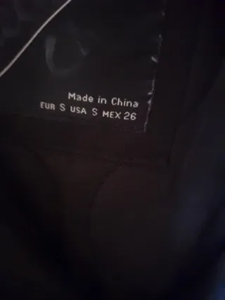 Chaqueta negra invierno con capucha.