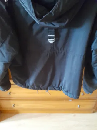 Chaqueta negra invierno con capucha.