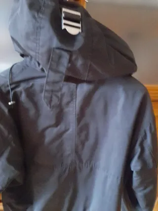 Chaqueta negra invierno con capucha.