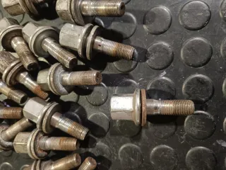 16 parafusos pernos roda Peugeot 106