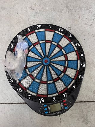 Diana electrónica con dardos