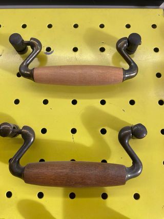 Maniglie e pomelli  in legno assorbenti nuovi