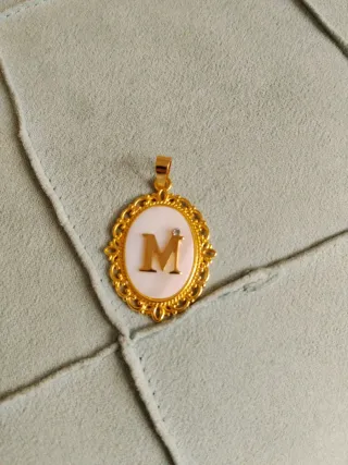 Colgante nacar con inicial para fallera/huertana