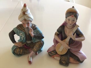 2 Figuras porcelana con Vestimenta Oriental