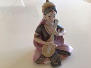 2 Figuras porcelana con Vestimenta Oriental