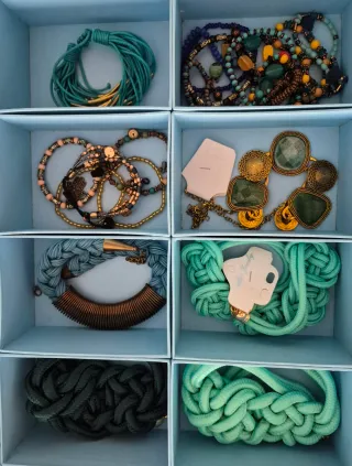 Caja de bisutería: pulseras y colgantes