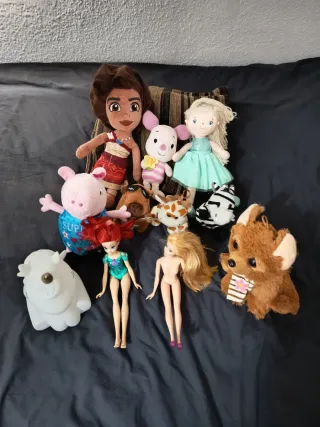 Lote de peluches y muñecas