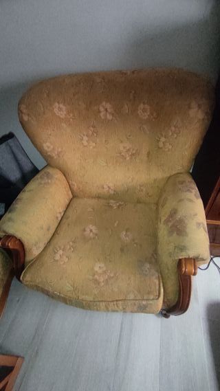 Sofá antiguo floral de 3 plazas  Y dos butacas.