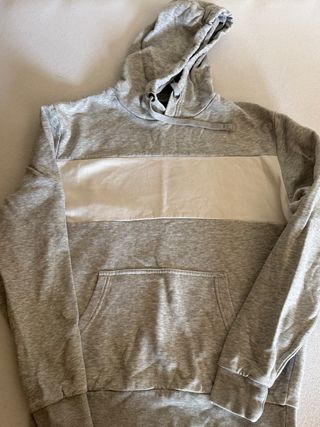 Sudadera gris y blanca con capucha
