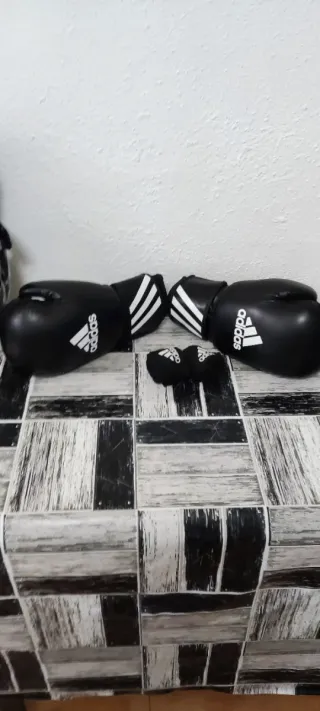 2 juegos Guantes Boxeo Adidas 12 oz + Vendas