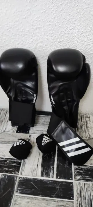 2 juegos Guantes Boxeo Adidas 12 oz + Vendas