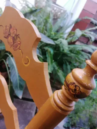 Sillón balancín madera pintado y decorado a mano