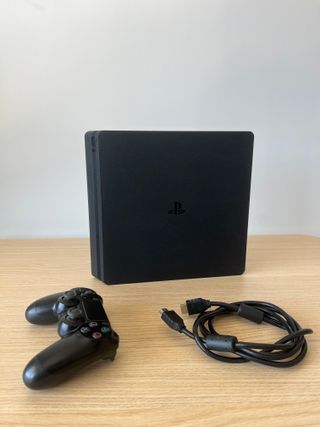 PS4 Slim Negra + Mando + Cables