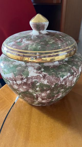 Jarrón de porcelana con diseño floral