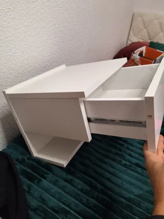 Mesita de noche flotante blanca