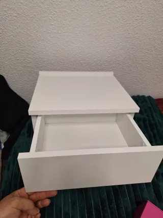 Mesita de noche flotante blanca