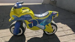 Moto infantil Juguettos amarilla y azul