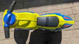 Moto infantil Juguettos amarilla y azul