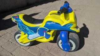 Moto infantil Juguettos amarilla y azul