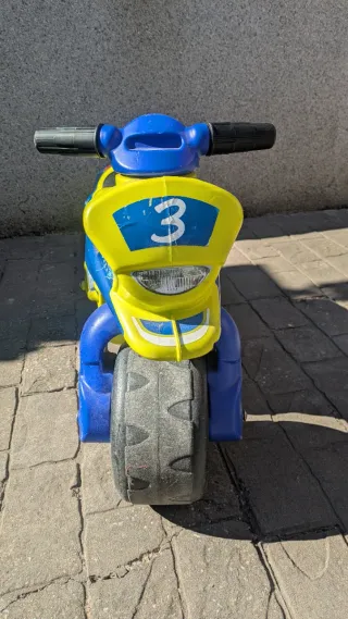 Moto infantil Juguettos amarilla y azul