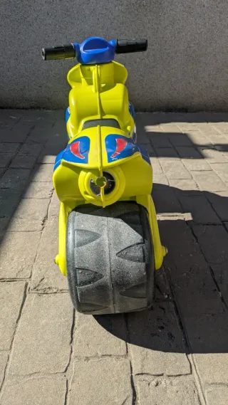 Moto infantil Juguettos amarilla y azul