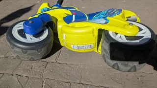 Moto infantil Juguettos amarilla y azul