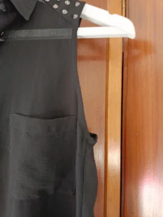 Camisa sin mangas Bershka tachuelas