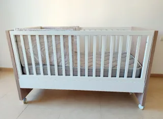 Cuna de bebé con ruedas