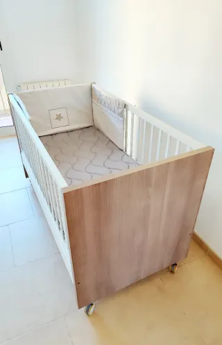 Cuna de bebé con ruedas