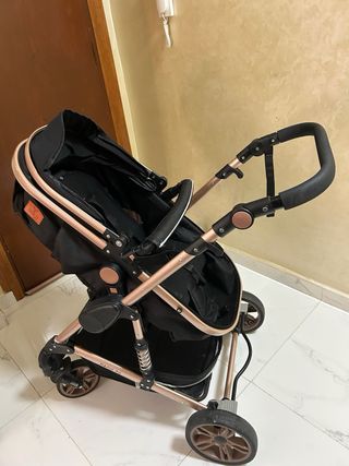 Carrito de bebé negro y dorado