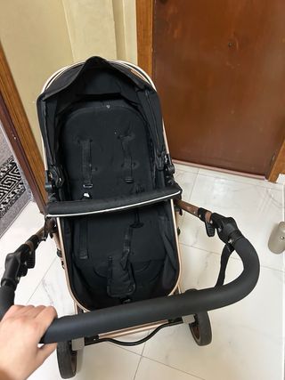 Carrito de bebé negro y dorado