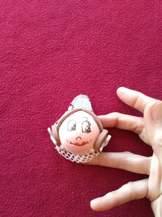 Imán graciosa cabeza fallera con peineta y moños