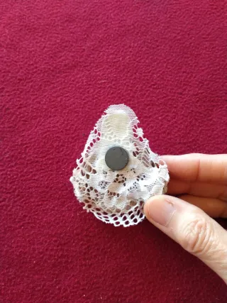 Imán graciosa cabeza fallera con peineta y moños