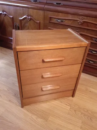 Cajonera de madera con algún desperfecto estético.