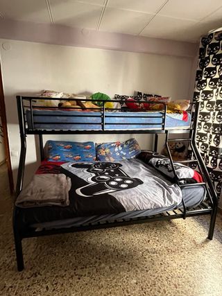 Litera metálica negra