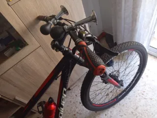 Bicicleta de montaña roja y negra